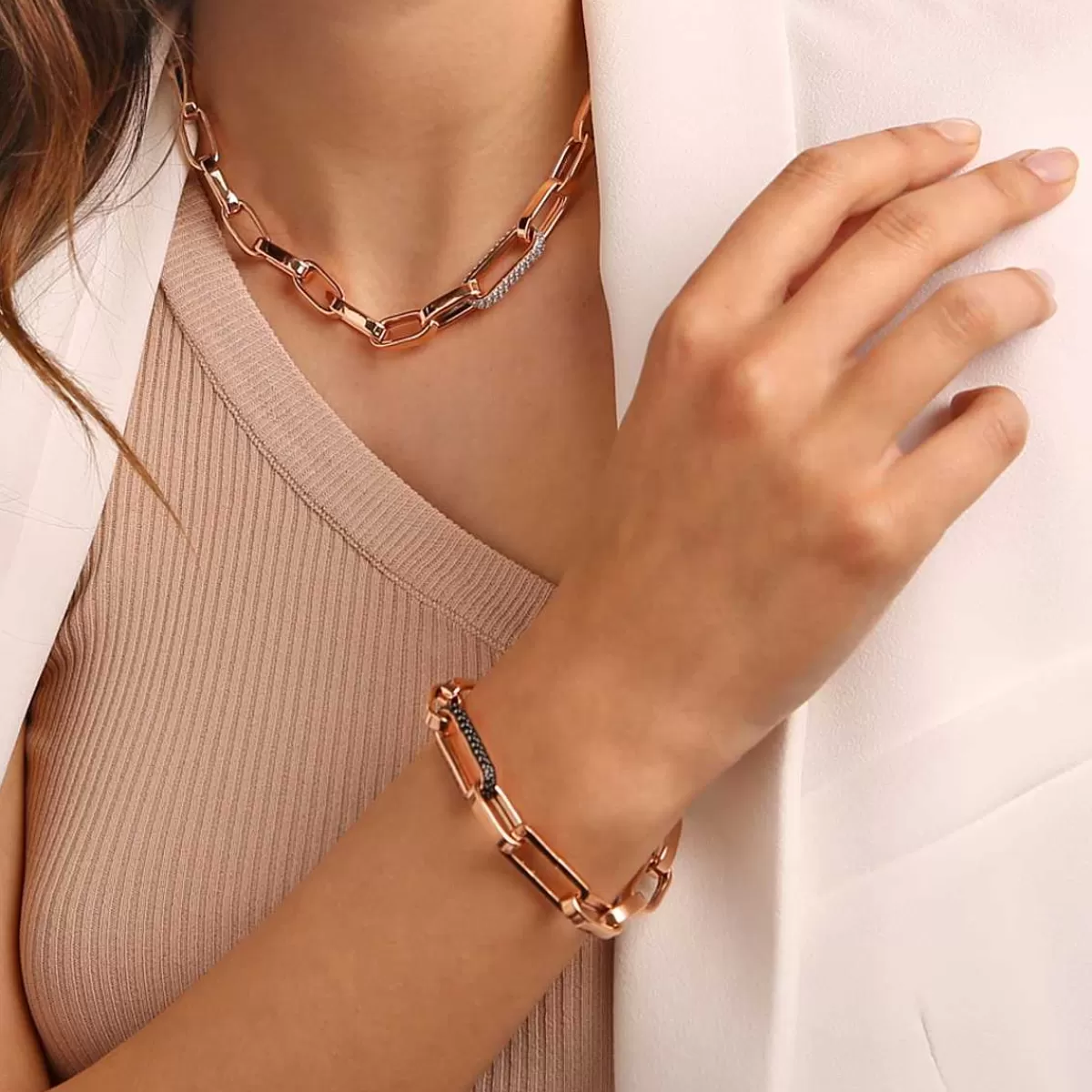 Sale Collana Con Catena Forzatina Spessa E Dettaglio Pave Collane