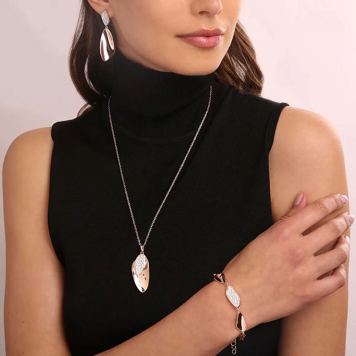 Shop Orecchini Pendenti Dal Design Sinuoso Con Pave Di Cubic Zirconia Orecchini
